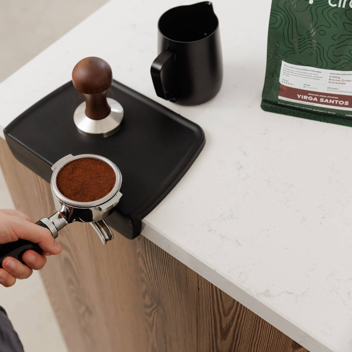 Yirga Santos neben einem gefüllten Siebträger