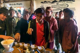 Kaffeeanbau in Laos Zu Besuch