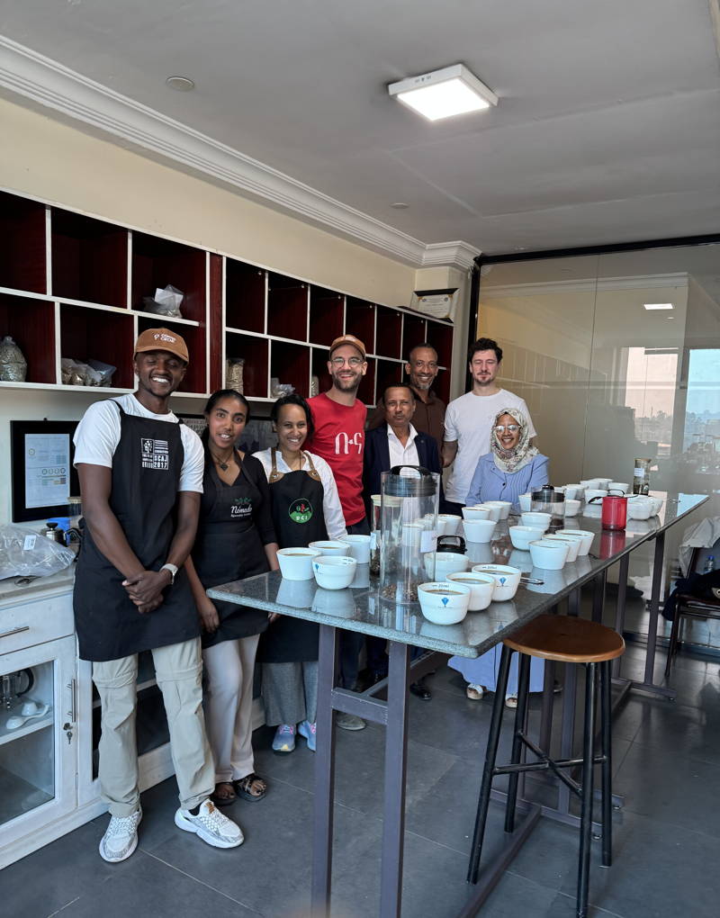 Martin und Hannes beim Cupping mit unseren Partner:innen in Addis Abeba