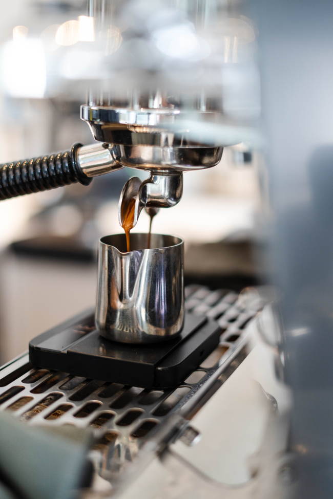 Espresso Café Espresso aus der Espressomaschine im Café