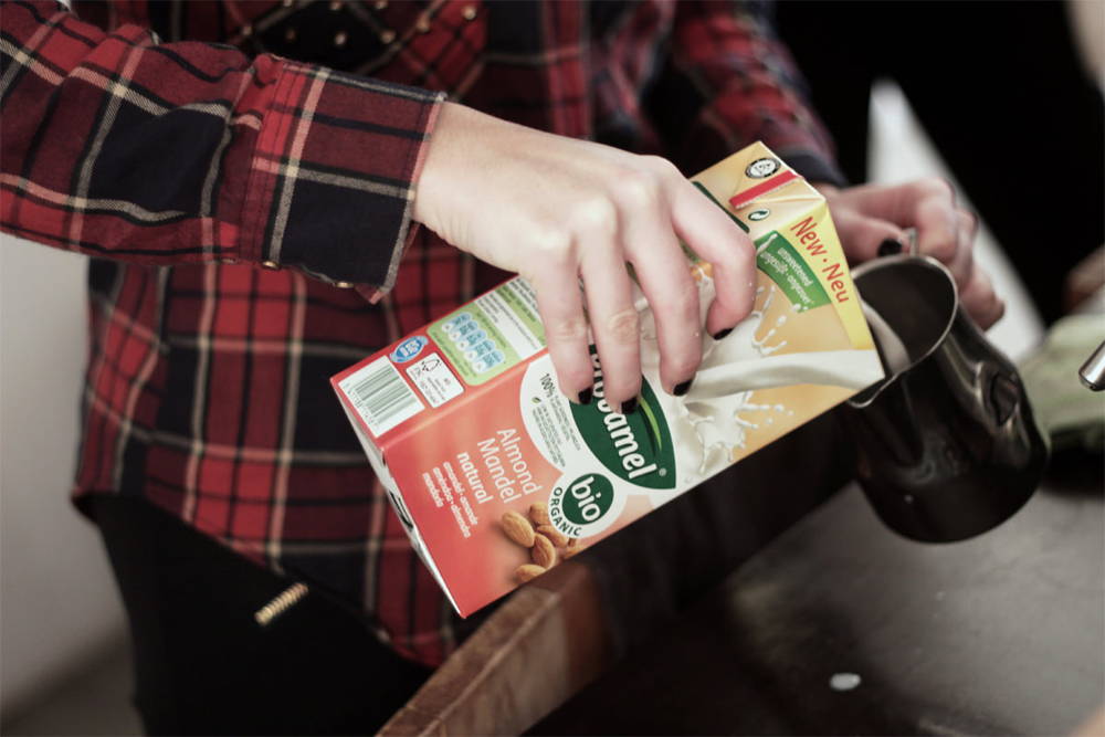 coffeecircle-milchsorten-mandelmilch-einschenken.jpg Mandelmilch