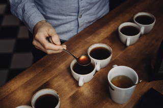 Beim professionellen Cupping Kaffees im Vergleich