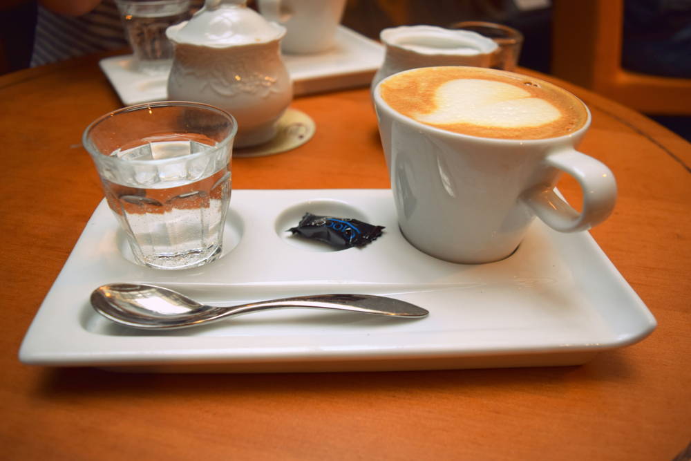 Cappuccino aus dem Kaffeefleck Cappuccino aus dem Kaffeefleck
