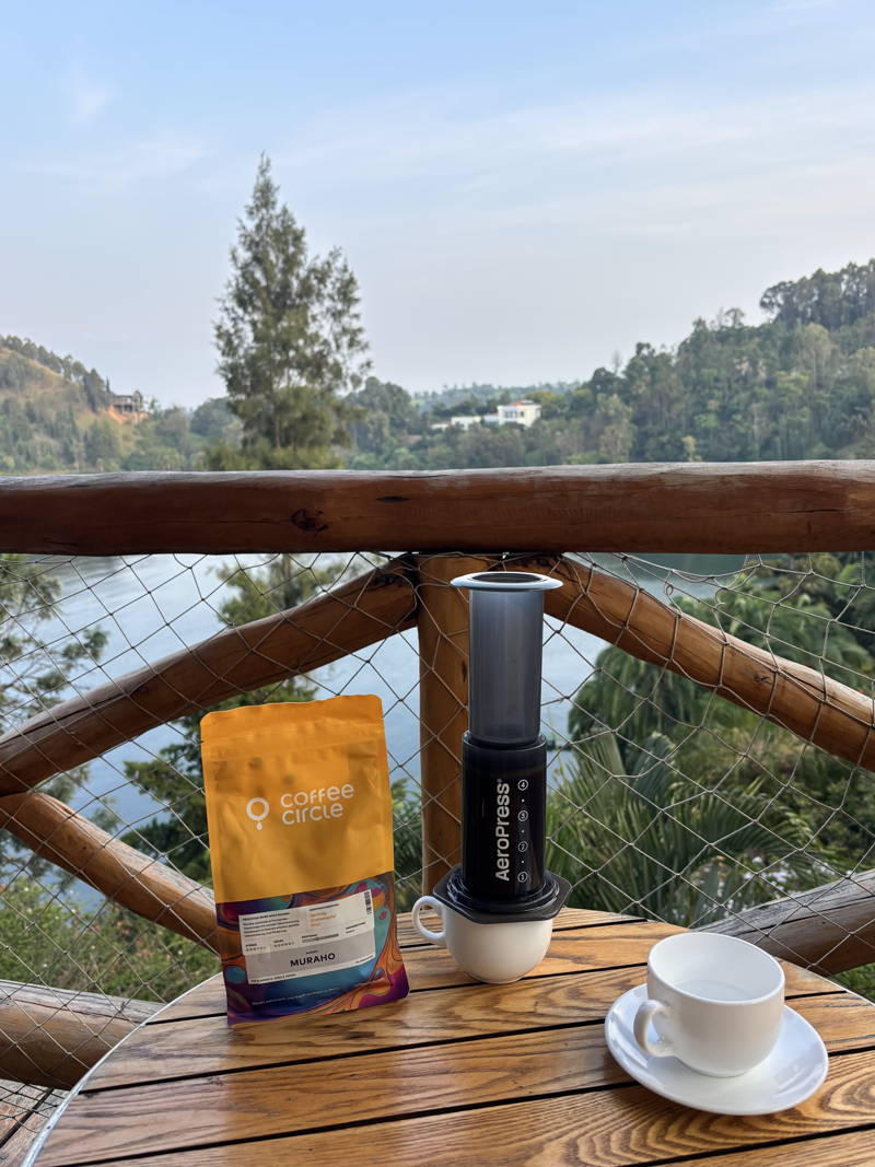 Muraho Kaffee mit Aeropress in Ruanda auf einem Kaffeetisch mit Ausblick auf einen See