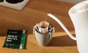 Drip Bag mit heißem Wasser füllen