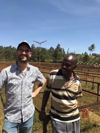 Coffee Circle in Kenia Hannes with a worker from the Rungeto Cooperative