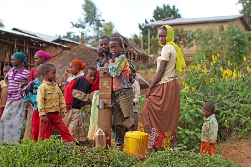 Kinder und Frauen bei dem Projekt