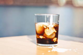 Eiskaffee am Wasser Eiskaffee draußen genießen