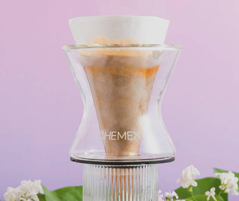 Chemex Funnex® Handfilter ist auf einem fliederfarbenem Hintergund zu sehen.