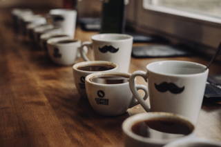 Kaffeetassen beim Cupping Viele Tassen zum Vergleich
