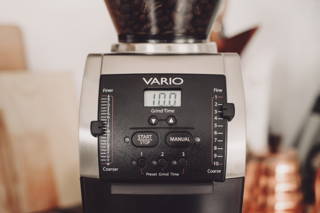 Mahle deinen Kaffee frisch Achte auf einen mittleren bis feinen Mahlgrad, ähnlich wie bei normalem Tafelsalz.