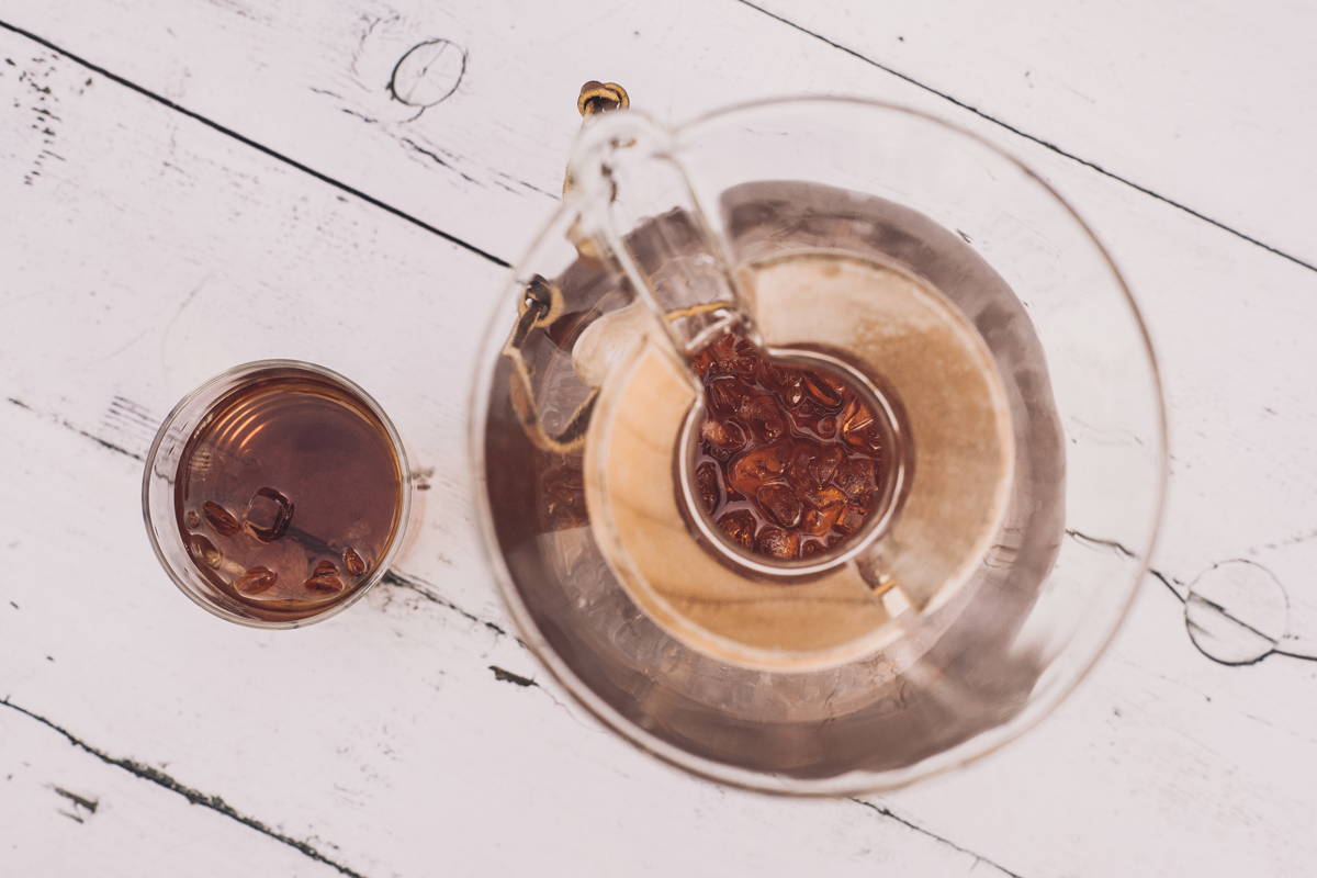 Verwende für einen herrlich fruchtigen Eiskaffee mit der 6 Tassen Chemex 50g frisch gemahlenen Kaffee auf 300ml heißes Wasser und 300g Eiswürfel.