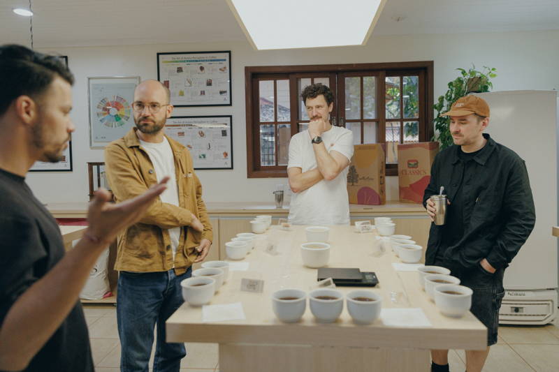 Martin, Hannes und Robert cuppen Kaffee bei Daterra 2025