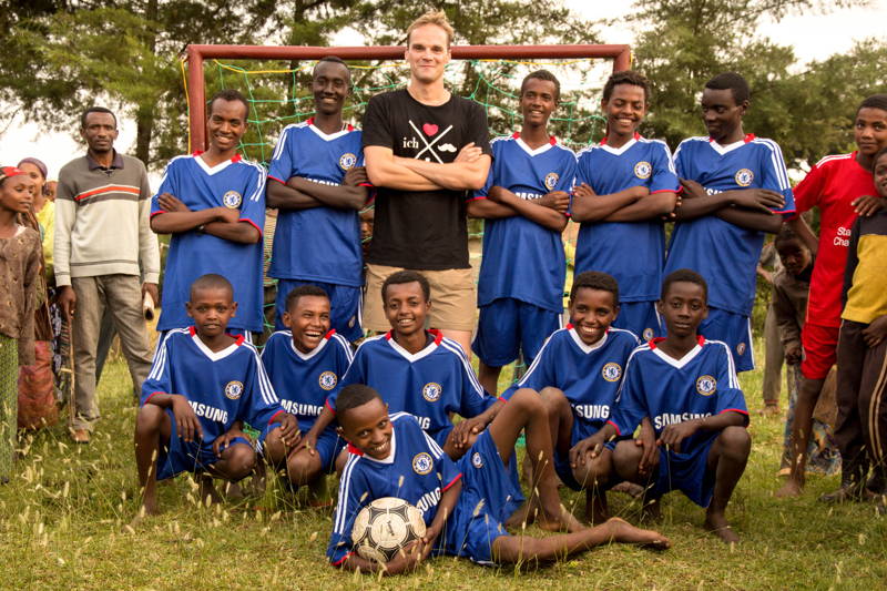 2011: Bau eines Schul-Volley- und Fußballplatzes (700 €)