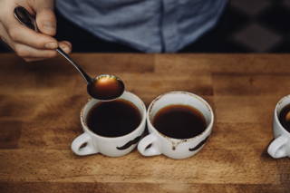 Das Cupping Wichtig immer zwei Becher von der gleichen Kaffeesorte aufbrühen
