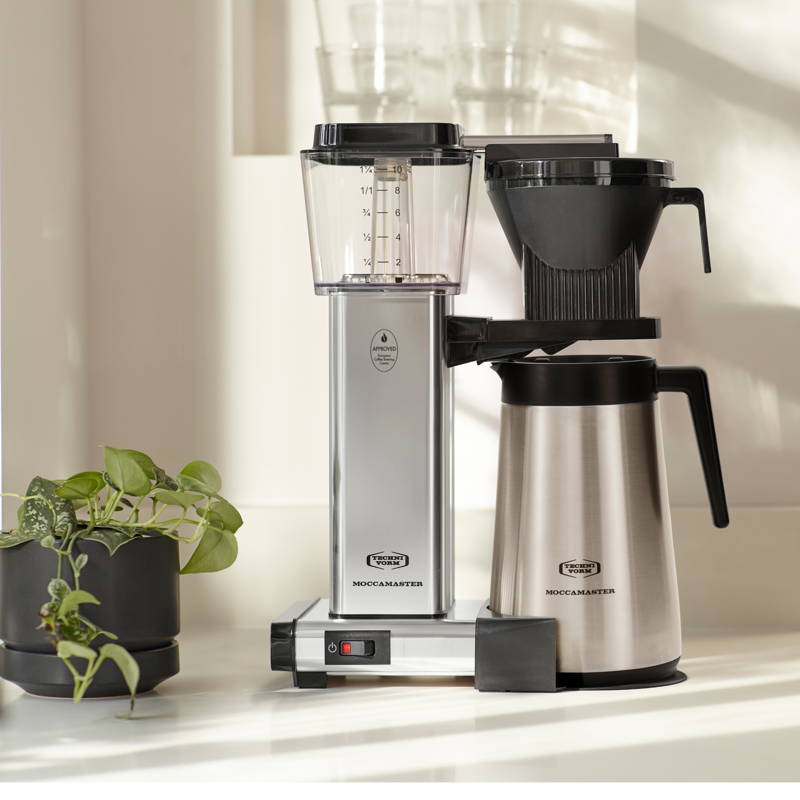 Moccamaster KBGT 741 – Filterkaffeemaschine steht auf einer Marmorplatte.