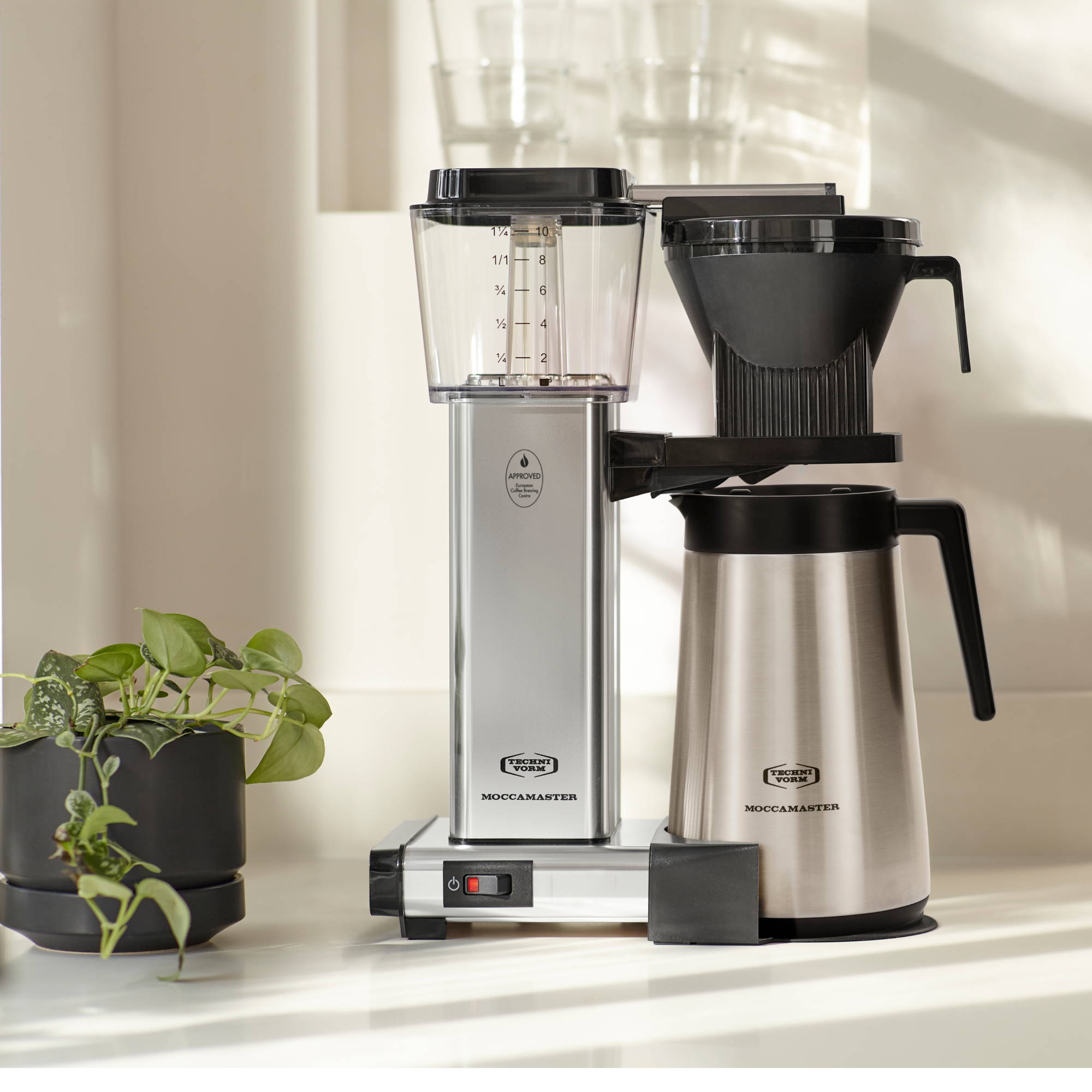 Moccamaster KBGT 741 – Filter coffee maker stands on a marble slab.