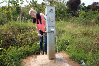 An der Wasserpumpe Update von unserem Trinkwasserprojekt