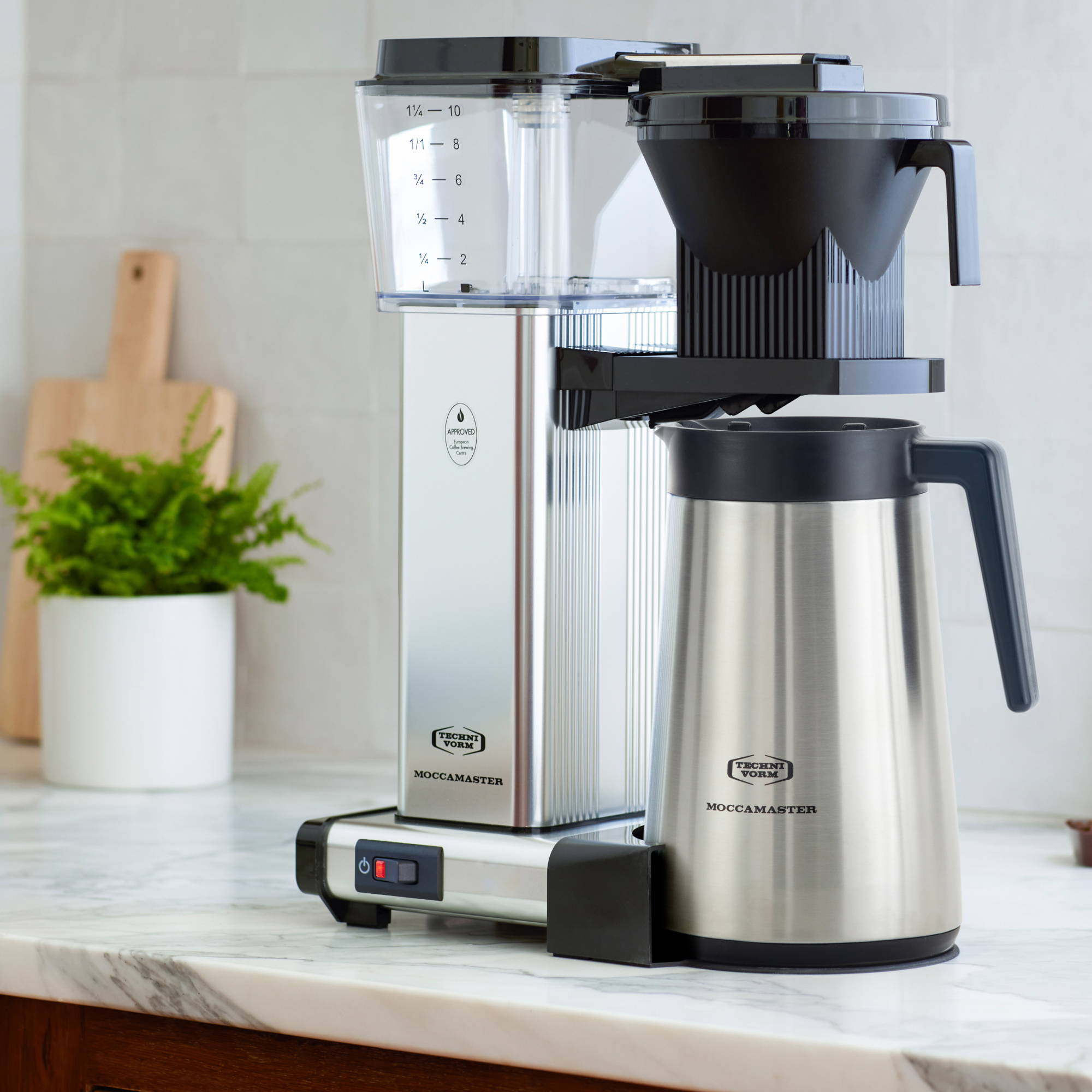 Moccamaster KBGT 741 – Filter coffee maker stands on a marble slab.