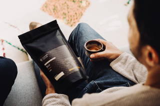 Jhai Robusta Espresso Jhai Robusta Espresso und Espessotasse in der Hand