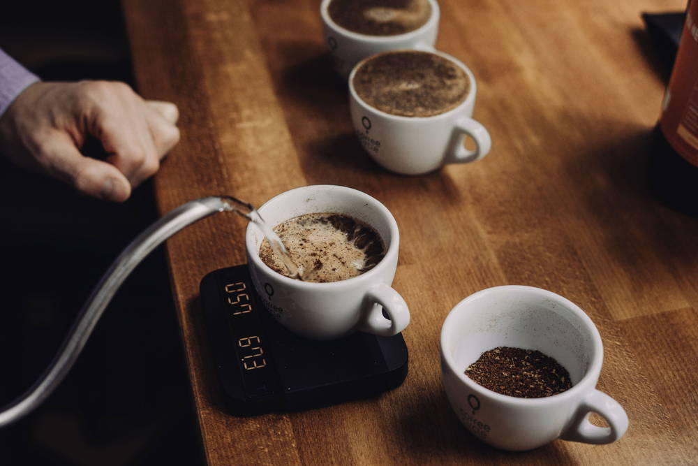 Cupping Cupping von Kaffees in Coffee Circle Tassen mit Waage