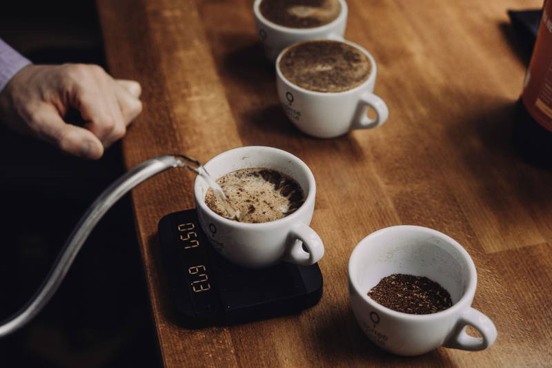 Cupping von Kaffees in Coffee Circle Tassen mit Waage