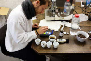 Carlo beim Messen des TDS Wertes Carlo beim Messen des TDS Wertes