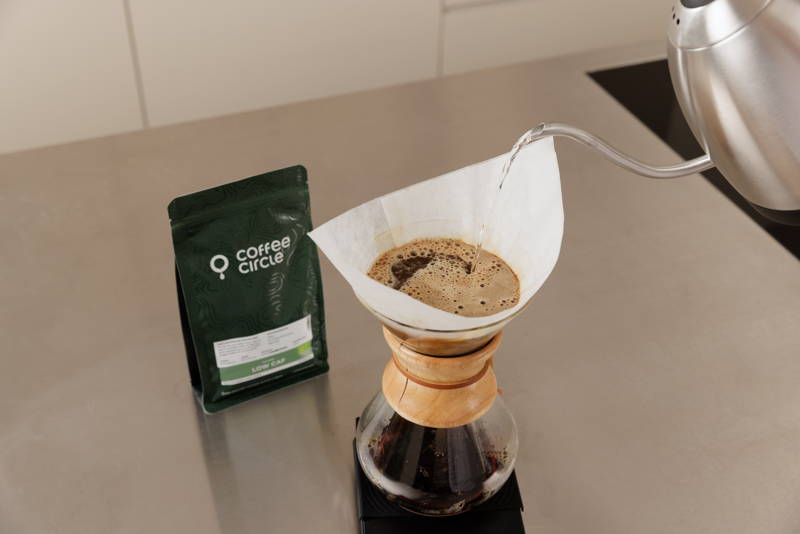 Gieße heißes Wasser in den Chemex ein.