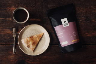 Apfelkuchen und entkoffeinierter Kaffee Apfelkuchen und entkoffeinierter Kaffee