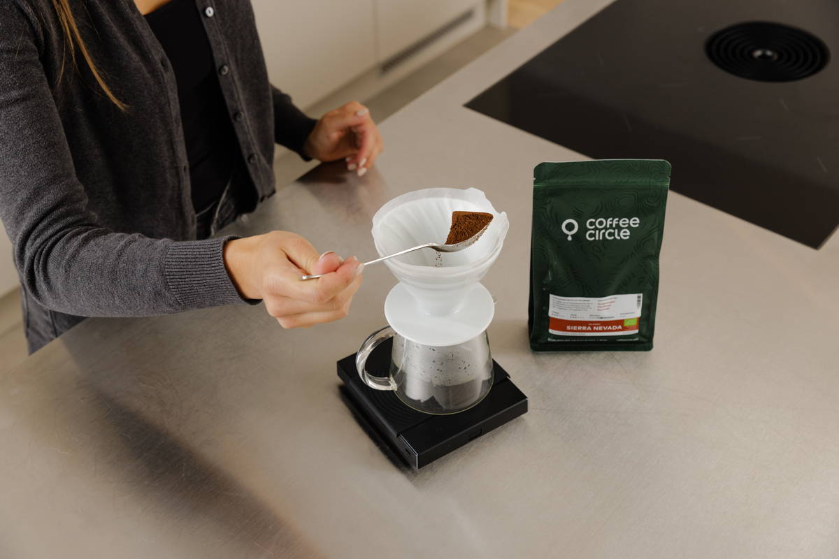 Gib den frisch gemahlenen Kaffee in den Papierfilter