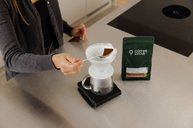 Gib den frisch gemahlenen Kaffee in den Papierfilter