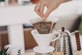 coffeecircle-zubereitungstipps-filterkaffee-6-filter-entfernen.jpg Et voilà, viel Vergnügen mit deinem Filterkaffee!