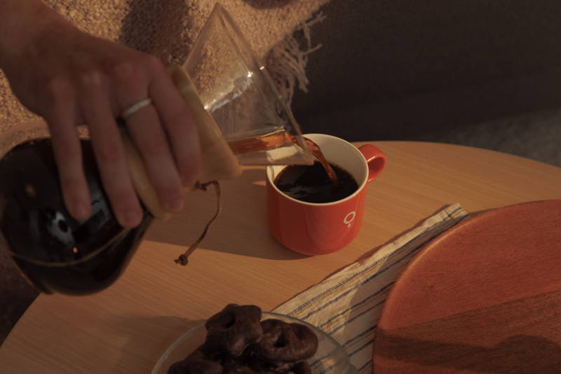 Eine Person schenkt Kaffee aus einer Chemex in eine Coffee Circle Tasse