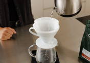 Rinse hot water through the filter to remove the slight inherent taste of the paper filter and preheat the jug. Then pour out the water.