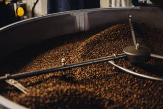 Beim Abkühlen Die Bohnen aus der Rösttrommel