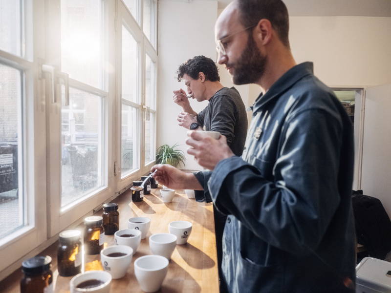 Martin und Hannes beim cupping in der Rösterei.