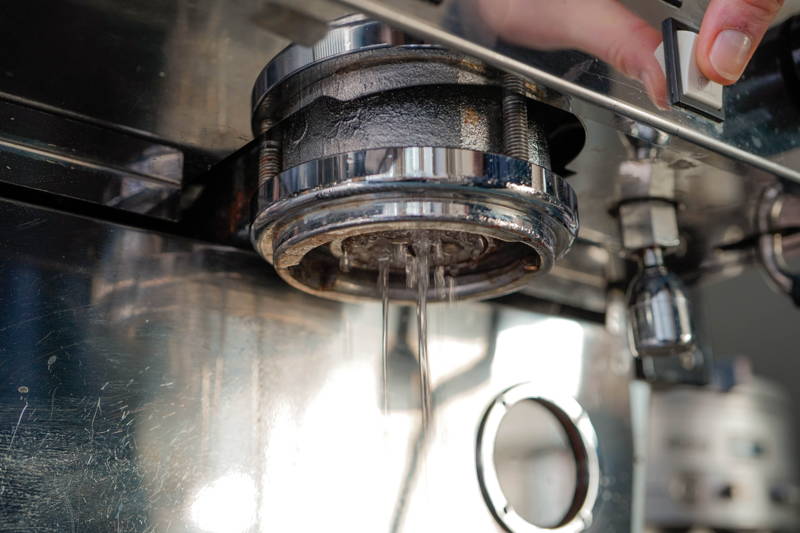 Espressomaschine reinigen – Tägliche Pflege: Schritt 2
