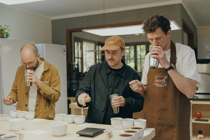 Martin, Hannes und Robert cuppen Kaffee bei Daterra 2025