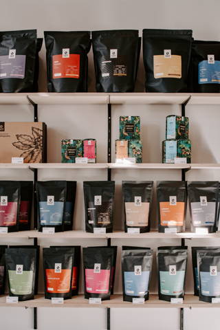 Unser Café Gefülltes Regal mit Kaffee zum Verkauf im Cafe