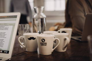 Kaffee im Meeting Bei der Arbeit