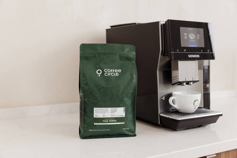 Tiga Terra neben Siemens EQ 700 Vollautomat