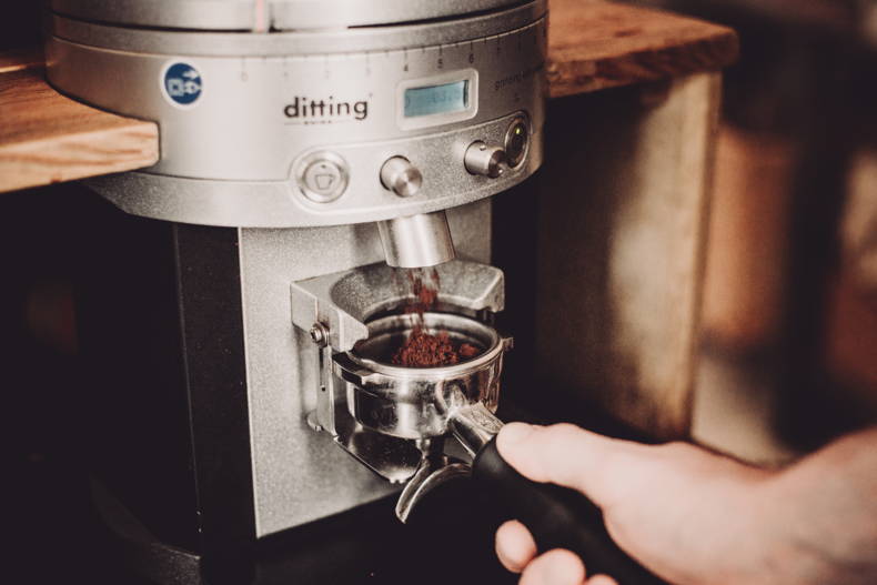 Mahle den Kaffee in feinster Einstellung. Es gilt die Faustregel: je kürzer die Kontaktzeit mit dem Wasser, desto feiner der Mahlgrad.