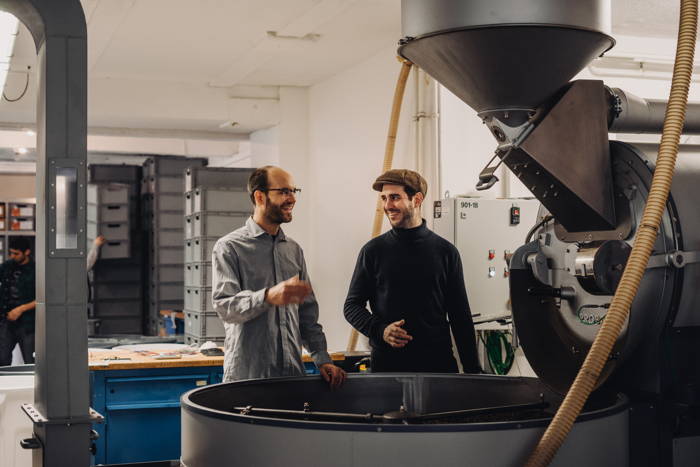 Unsere Kaffeeröster Fachsimpeln beim Kaffeerösten
