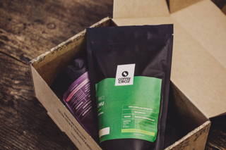 Zwei Kaffees aus der Geschenkverpackung Zwei Kaffees aus der Geschenkverpackung
