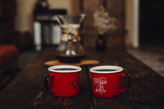 Anstoßen mit Kaffee Wärmt von innen