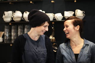 Im Café Brook's in Hamburg gibt es unseren richtig guten Kaffee zu trinken.