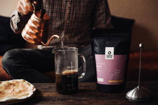 Decaf Kaffee wird aufgegossen und gebrüht Decaf Kaffee wird aufgegossen und gebrüht