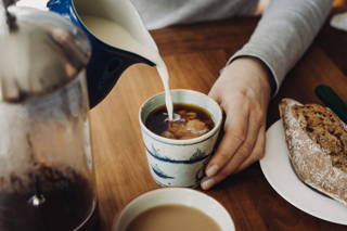 Frische Milch in den Kaffee Frühstückstisch