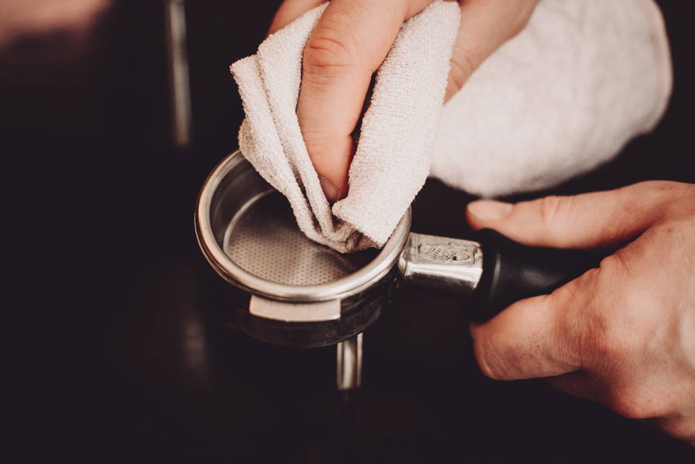 Reinige den Siebträger bevor du deinen Espresso ziehst.
