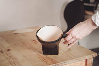 Moccamaster Filter Setze nun den Papierfilter in den Plastikfilter ein.